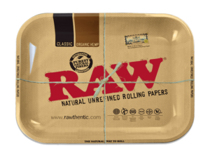 Hazte con esta práctica bandeja de liar Raw y no mancharás nada cuando estés liando. Bandeja Raw. Completa tu colección de bandejas para liar con este diseño clásico de Raw. Y si lo quieres más útil, consigue nuestras tapas magnéticas para las bandejas. Medidas: 34 x28 cm.