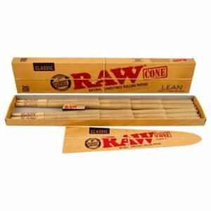 Los papeles en forma de cono pre-enrollados RAW Cone son perfectos para las personas que no saben cómo enrollar a mano, ya que solo necesitas llenarlos con lo que quieras para fumar y encender. Los Conos Raw Cone Lean pre-enrollados y con boquilla de cartón incorporada son perfectos para las personas que no saben cómo enrollar a mano, simplemente tienes que llenarlos con la mezcla elegida ayudándote del embudo que contiene y prensarlos con el prensador incorporado. Cono de papel 100% libre de cloro. La mezcla híbrida y las fibras sin blanquear resultan en conos translúcidos ultrafinos. Papel puro de cáñamo y goma natural de cáñamo, 100% vegano, sin aditivos, con lo que conseguirás un sabor limpio, puro y natural. Se presentan en un envase estilo caja de cerillas para que tus conos nunca se aplasten. Incluye embudo llenador y prensador.